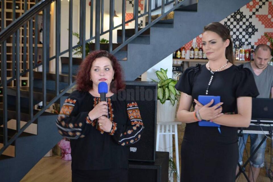 Directorul de marketing al complexului, Ioana Voinescu, și primarul din Berchișești, Violeta Țăran
