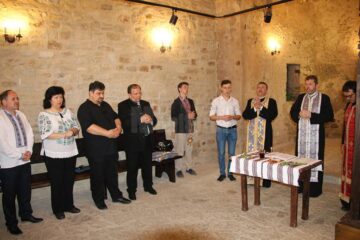 La slujba religioasă au fost prezenți președintele Consiliului Județean Suceava, Gheorghe Flutur, directorul Muzeului Bucovinei, Emil Ursu, administratorul public Irina Vasilciuc, consilierul președintelui Flutur, Neculai Barbă