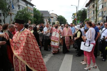 25.000 de oameni au căutat sâmbătă alinare la Sfântul Ioan cel Nou de la Suceava