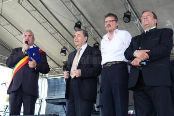 Diplomele de "Cetățeni de Onoare" au fost oferite de primarul Ion Lungu la deschiderea Zilelor Sucevei