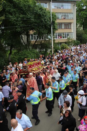 25.000 de oameni au căutat sâmbătă alinare la Sfântul Ioan cel Nou de la Suceava