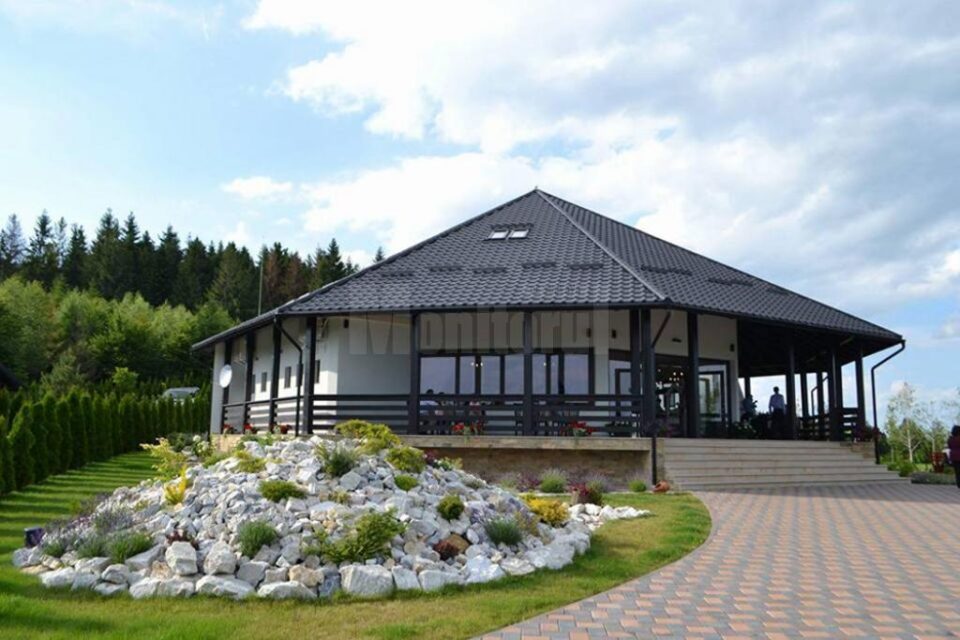 Complexul turistic a fost amenajat pe o suprafață de 30 de hectare de teren