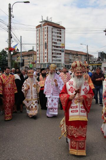 25.000 de oameni au căutat sâmbătă alinare la Sfântul Ioan cel Nou de la Suceava