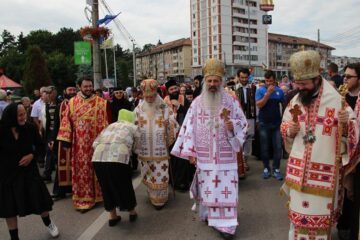 25.000 de oameni au căutat sâmbătă alinare la Sfântul Ioan cel Nou de la Suceava