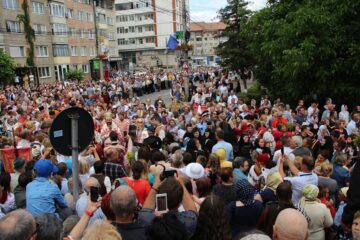 25.000 de oameni au căutat sâmbătă alinare la Sfântul Ioan cel Nou de la Suceava