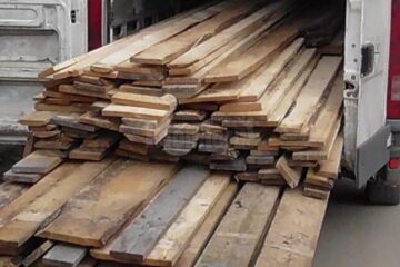 Autoutilitară plină cu cherestea