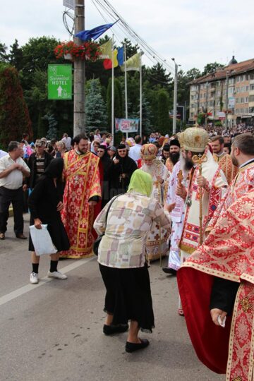 25.000 de oameni au căutat sâmbătă alinare la Sfântul Ioan cel Nou de la Suceava
