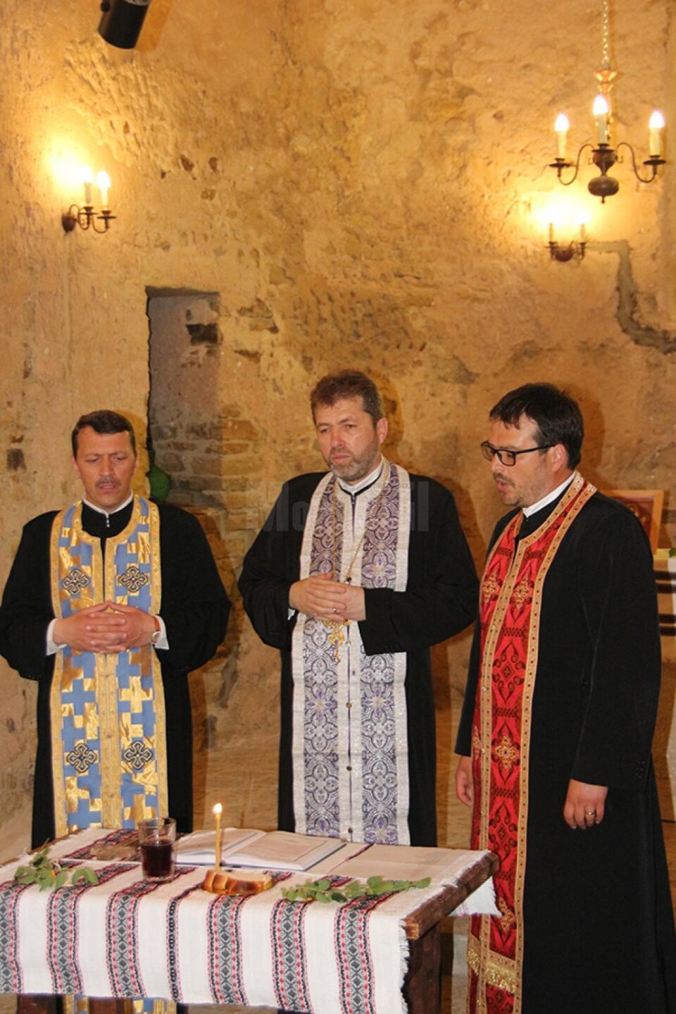 Slujba religioasă a fost oficiată de preoții Vasile Baltag, Gabriel Herea și Gheorghe Moroșanu Slujba religioasă a fost oficiată de preoții Vasile Baltag, Gabriel Herea și Gheorghe Moroșanu