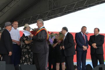 Premii de 400 de lei pentru „Cuplurile de aur” sărbătorite la Zilele Sucevei