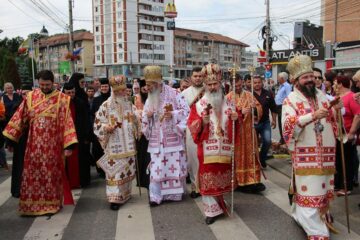 ÎPS Pimen, Arhiepiscopul Sucevei și Rădăuților, PS Macarie al Episcopiei Ortodoxe Române a Europei de Nord, ÎPS Teofan, Mitropolitul Moldovei și Bucovinei, ÎPS Teodosie, Arhiepiscopul Tomisului