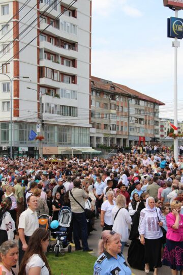 25.000 de oameni au căutat sâmbătă alinare la Sfântul Ioan cel Nou de la Suceava