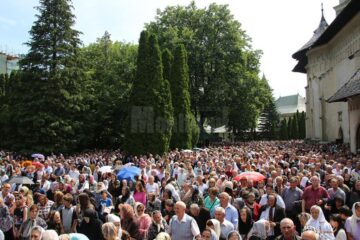 25.000 de oameni au căutat sâmbătă alinare la Sfântul Ioan cel Nou de la Suceava