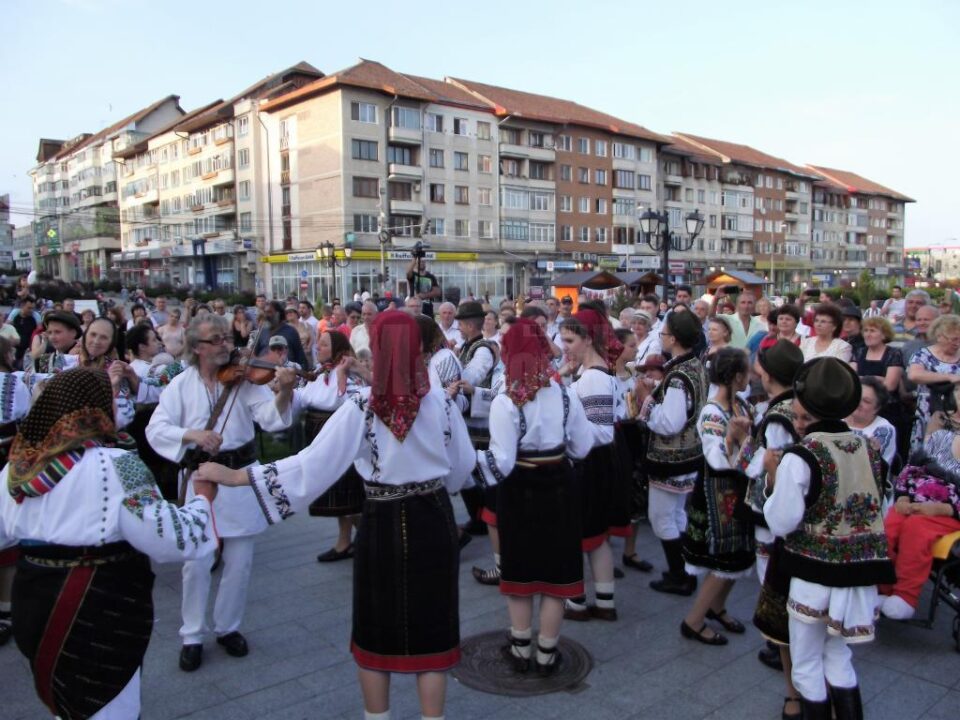 „Satul meu cu doruri multe”, la Târgul de Sânziene
