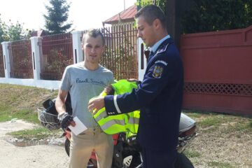 Polițiștii împart, pe lângă veste reflectorizante, și amenzi
