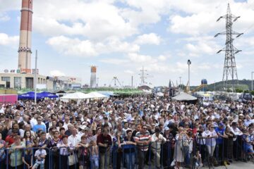 Parcarea Iulius Mall a devenit neîncăpătoare pentru mulțimea venită să-l asculte pe Nicolae Botgros și pe „Lăutarii” săi