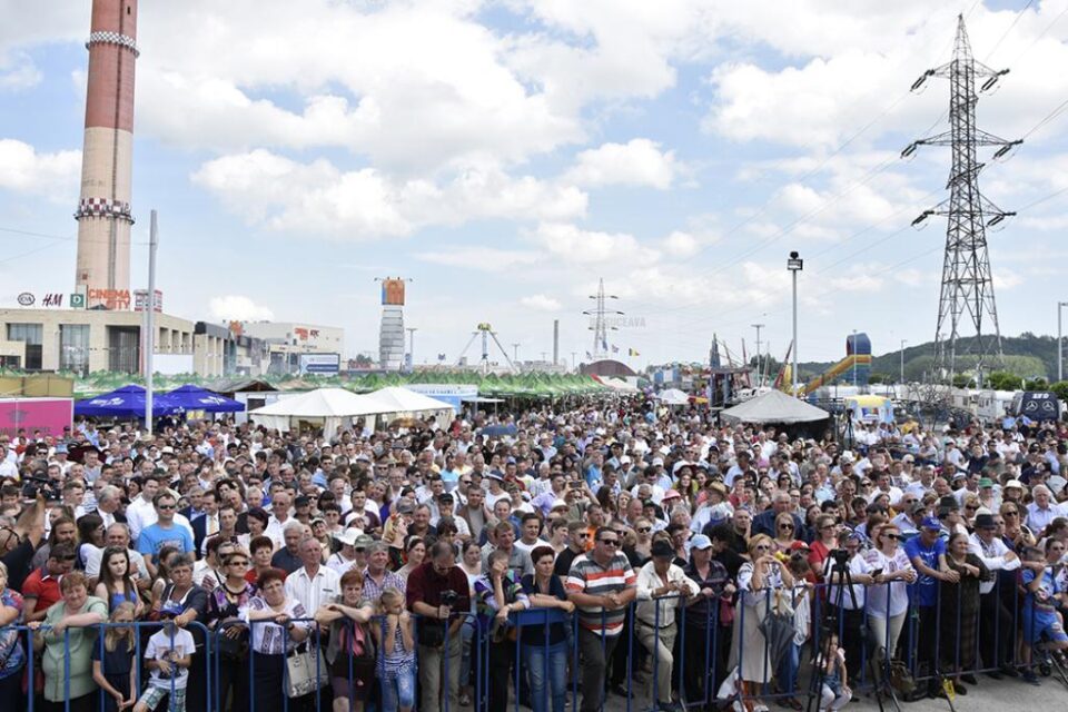 Parcarea Iulius Mall a devenit neîncăpătoare pentru mulțimea venită să-l asculte pe Nicolae Botgros și pe „Lăutarii” săi Parcarea Iulius Mall a devenit neîncăpătoare pentru mulțimea venită să-l asculte pe Nicolae Botgros și pe „Lăutarii” săi