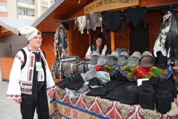 Căciuli de miel „de calitatea întâi”, snoave și cântări la fluier și muzicuță, aduse la Suceava de Badea Costică din Joldești