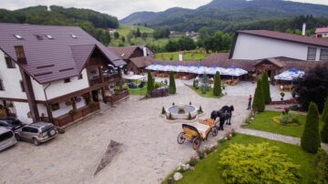 Laurențiu și Anamaria Reghecampf, nașii de botez ai mezinei lui Filuță Cerlincă, cunoscutul proprietar de pensiune din Mălini Foto Ovidiu Onofrei