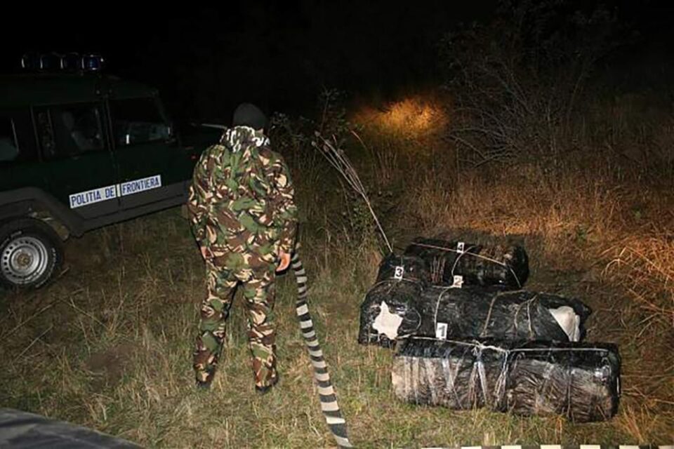 Polițiștii de frontieră, puși adesea în fața unor grupuri de contrabandiști foarte numeroase