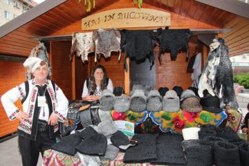 Căciuli de miel „de calitatea întâi”, snoave și cântări la fluier și muzicuță, aduse la Suceava de Badea Costică din Joldești