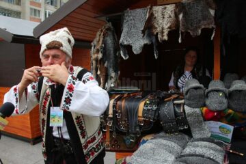 Căciuli de miel „de calitatea întâi”, snoave și cântări la fluier și muzicuță, aduse la Suceava de Badea Costică din Joldești