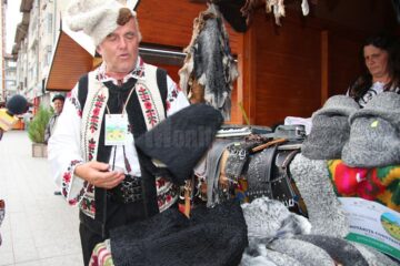 Constantin Ciubotărița din Vorona – Botoșani ne-a spus că a învățat cojocăritul de la părinți și bunici