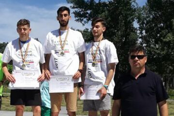 Antrenorul Radu Mihalescu alături de cei trei sportivi ai săi la naționalele de 20 kilometriu marș