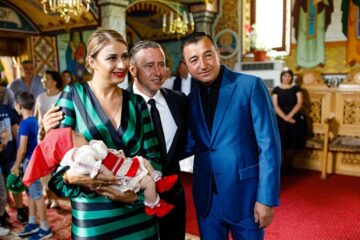 Laurențiu și Anamaria Reghecampf, nașii de botez ai mezinei lui Filuță Cerlincă, cunoscutul proprietar de pensiune din Mălini Foto Ovidiu Onofrei