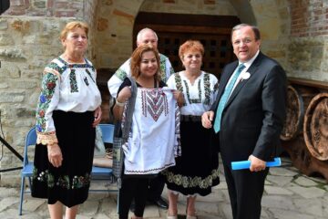 Gheorghe Flutur i-a oferit o ie tradițională oficialului UNESCO Lila Shahani