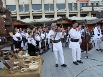 Spectacolul folcloric „Satul meu cu doruri multe”