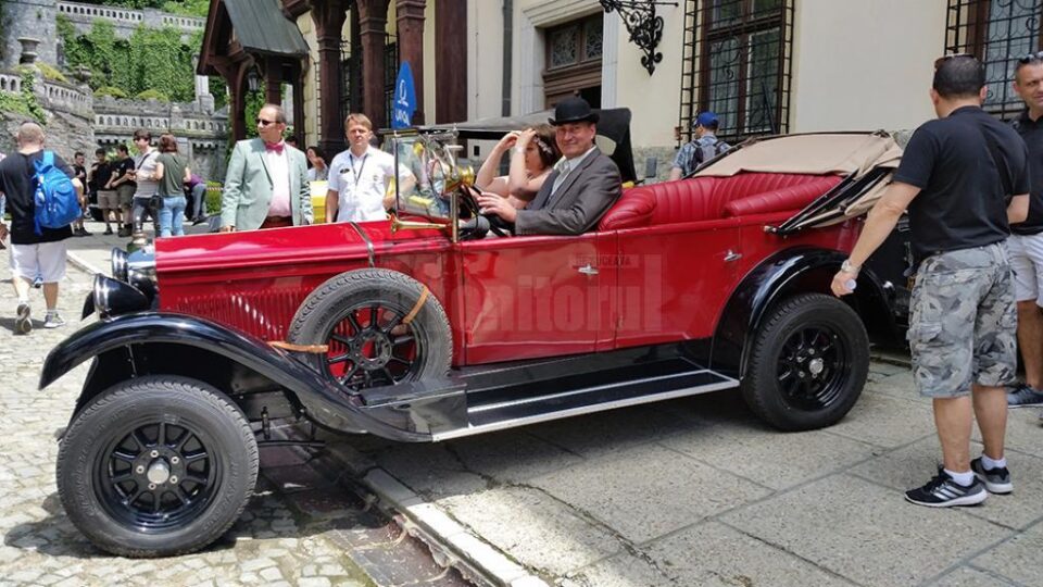 Doi suceveni, distinși la Concursul de Eleganță Auto Retro de la Sinaia