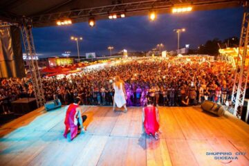Zeci de mii de suceveni au petrecut la Festivalul Verii, în parcarea Shopping City Suceava