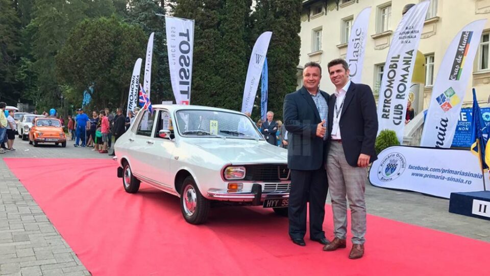Dănuț Crainiciuc și Remuz Azoiței, cu autoturismul premiat pentru restaurare