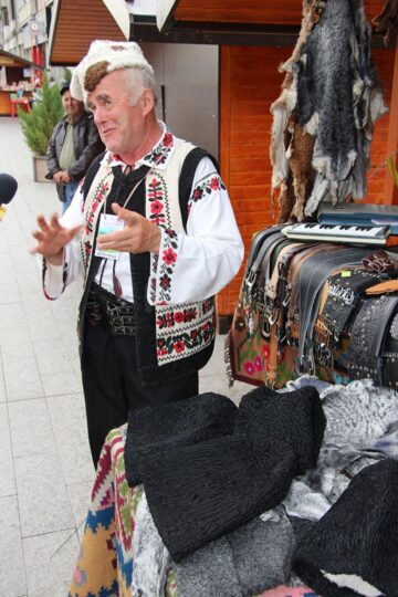 Căciuli de miel „de calitatea întâi”, snoave și cântări la fluier și muzicuță, aduse la Suceava de Badea Costică din Joldești