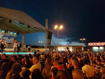 Zeci de mii de suceveni au petrecut la Festivalul Verii, în parcarea Shopping City Suceava