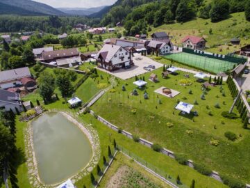 Laurențiu și Anamaria Reghecampf, nașii de botez ai mezinei lui Filuță Cerlincă, cunoscutul proprietar de pensiune din Mălini Foto Ovidiu Onofrei