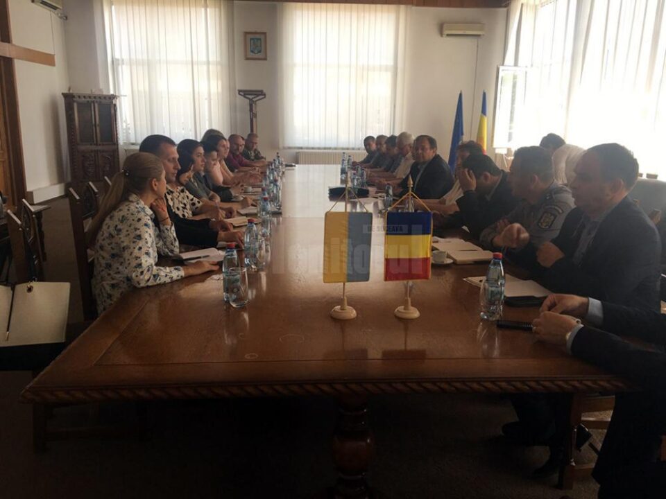 Reprezentanții căilor ferate din România și din Ucraina au avut noi runde de discuții, în Vama Siret, în prezența președintelui Consiliului Județean Suceava, Gheorghe Flutur Reprezentanții căilor ferate din România și din Ucraina au avut noi runde de discuții, în Vama Siret, în prezența președintelui Consiliului Județean Suceava, Gheorghe Flutur