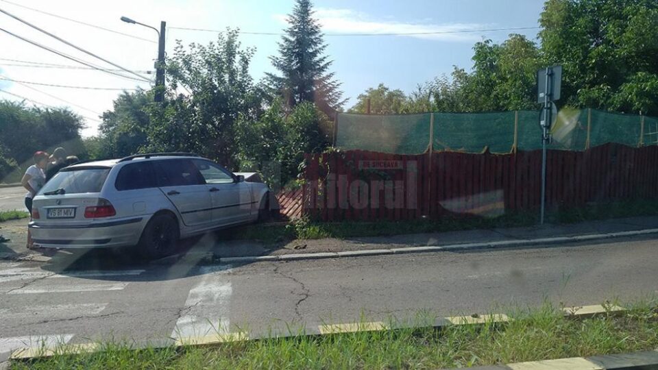 BMW-ul care a ricoșat în gard