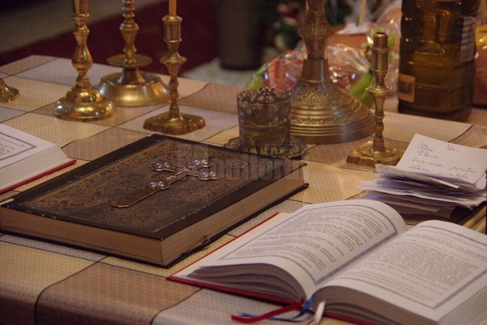 Dumnezeu era, dar pentru oameni Se smerea Dumnezeu era, dar pentru oameni Se smerea