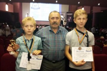 Prof. Vasile Solcanu de la Bogdănești alături de elevii săi