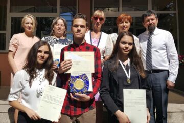 Premianții, profesorii îndrumători și directorii școlii Miron Costin