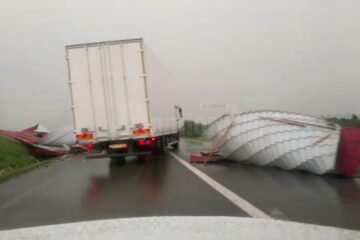 O rafală de vânt a smuls și aruncat în stradă acoperișul unei case, blocând DN 17 la Stroiești