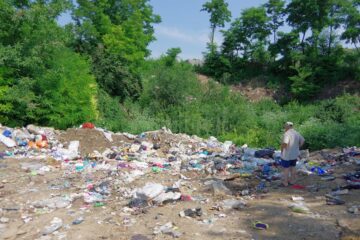 Mizeria care tronează la câțiva pași de case și de biserică