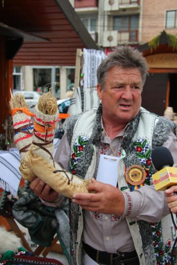Opinci, măști populare, căiuți, capre, toate făurite de meșterul popular Dănuț Stan