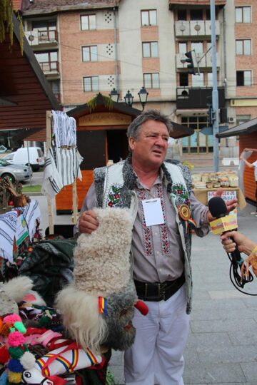 Opinci, măști populare, căiuți, capre, toate făurite de meșterul popular Dănuț Stan