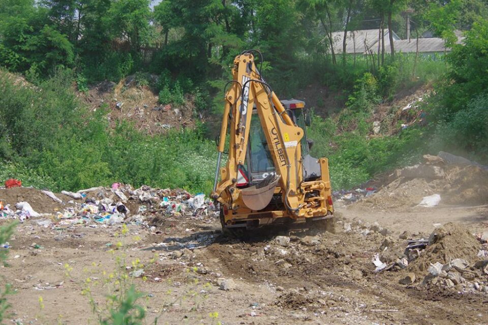 Utilajul Primăriei Fântânele care a ajuns la fața locului pentru a igieniza zona