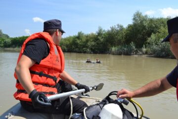 Copilul a fost căutat de pompieri cu două bărci pneumatice