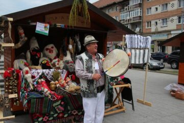 Opinci, măști populare, căiuți, capre, toate făurite de meșterul popular Dănuț Stan