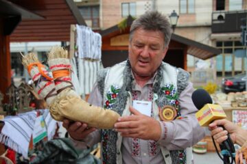 Opinci, măști populare, căiuți, capre, toate făurite de meșterul popular Dănuț Stan
