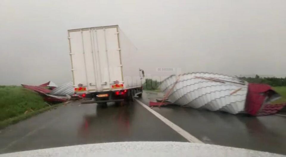 Întregul acoperiș din lemn cu tablă a fost luat pe sus de vântul puternic și trântit în plină stradă, blocând drumul național 17, care leagă Suceava de Gura Humorului